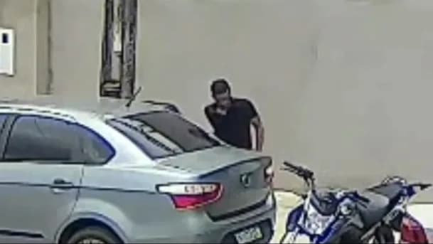 Homem é flagrado furtando objetos de veículo no bairro Flores
