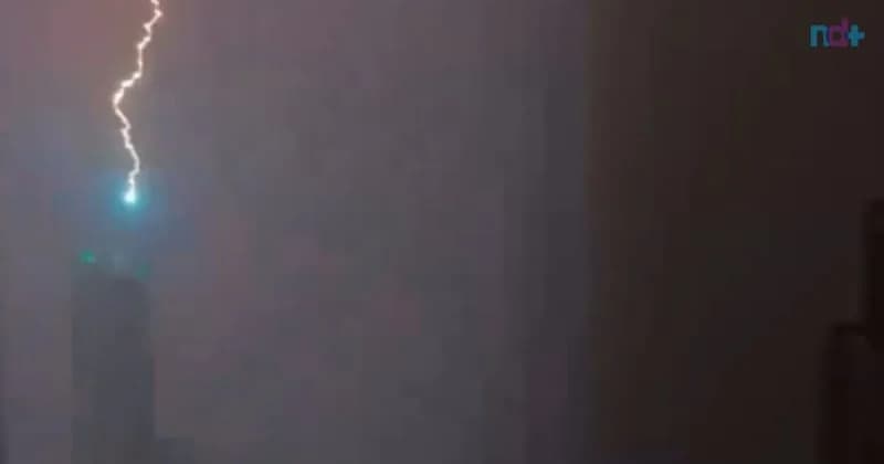 VÍDEO: Raio atinge topo de arranha-céu em Balneário Camboriú