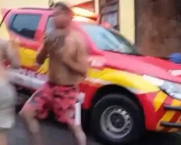 VÍDEO: Moradores revoltados atacam viatura dos bombeiros durante resgate de moradora soterrada em Manaus