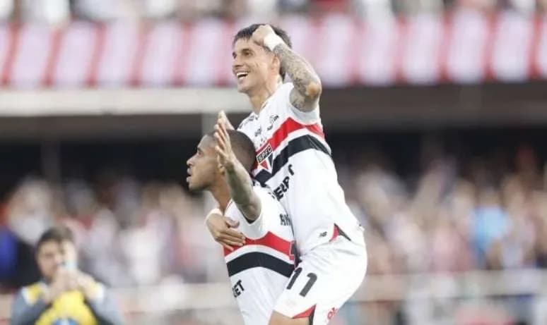 São Paulo bate o Santos no Morumbis e vence a primeira pelo Brasileirão 2025