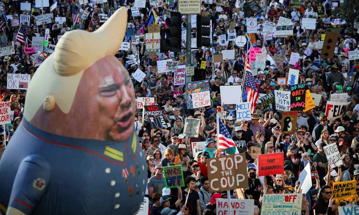 Protestos contra governo Trump e Elon Musk atraem milhares de pessoas nos EUA no fim de semana
