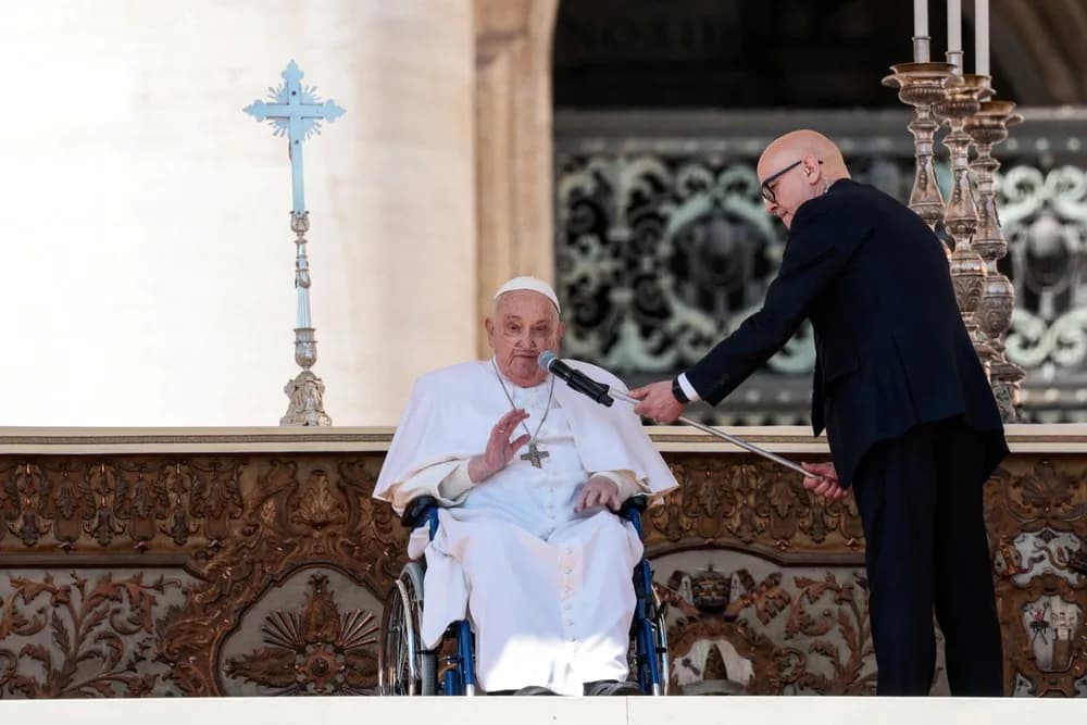 Em cadeira de rodas, papa Francisco faz 1° aparição após voltar ao Vaticano