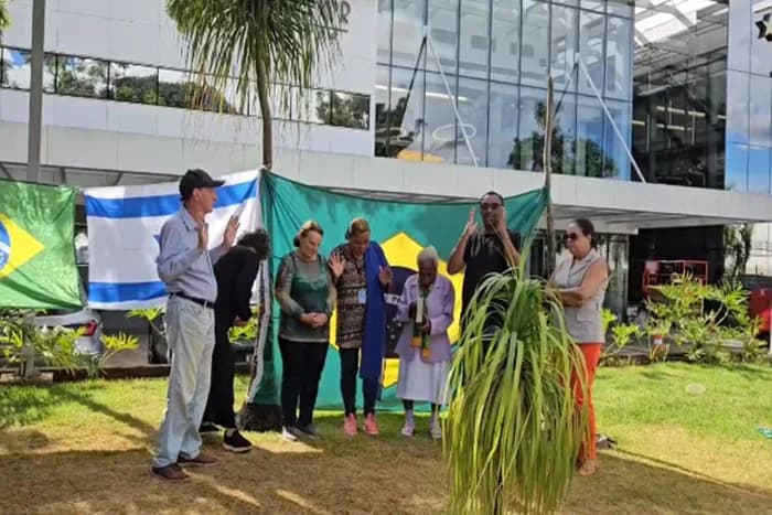 VÍDEO: bispo ora por Bolsonaro diante de hospital e diz “Aqui não é acampamento”