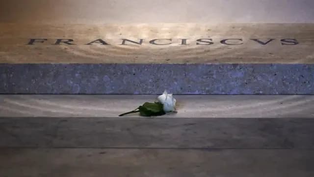 Túmulo do Papa Francisco é aberto para visitação e rosa branca emociona público