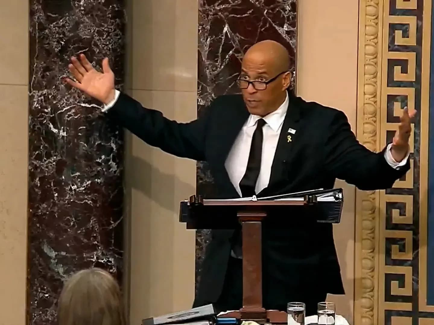 EUA: Senador bate recorde ao fazer discurso contra Donald Trump por 25 horas seguidas