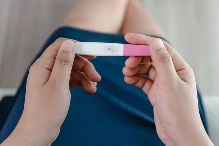 Adolescente de 13 anos engravida em “roleta russa” e caso viraliza na internet; entenda