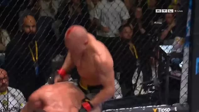 VÍDEO: lutador de MMA comemora vitória com beijo e gesto obsceno em adversário