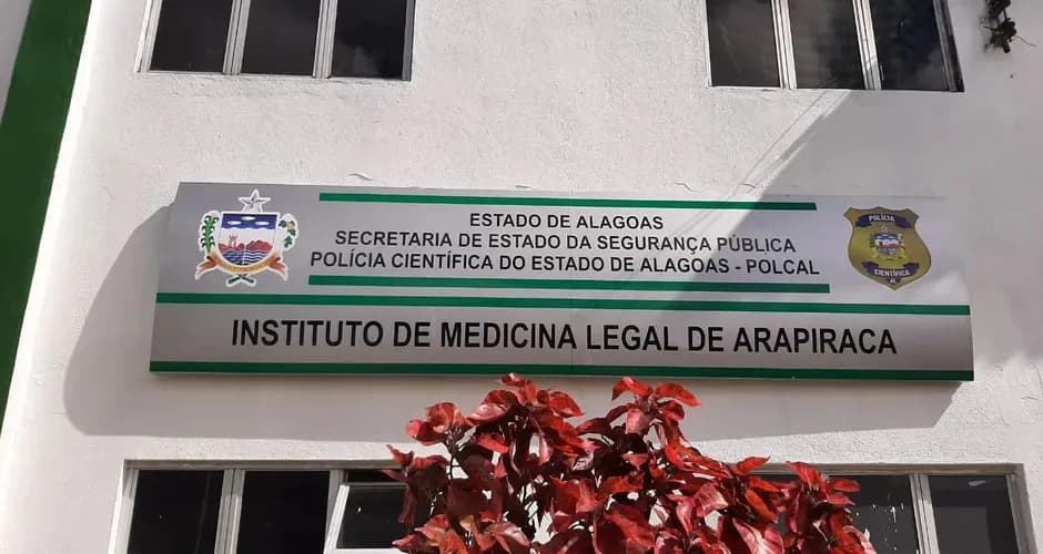 Criança de 11 morre ao levar choque elétrico enquanto carregava celular, em AL