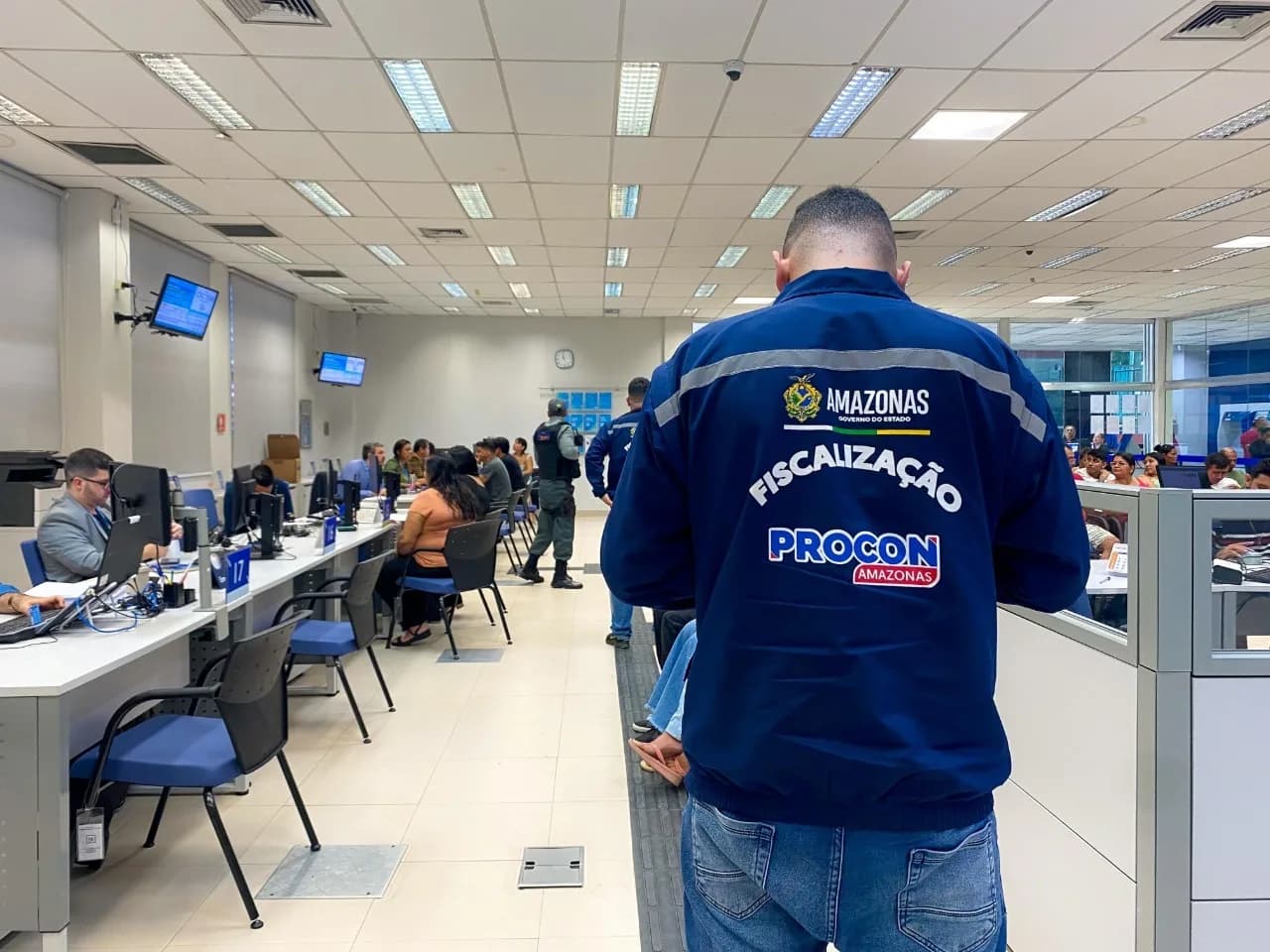 Agência da Caixa Econômica é autuada por descumprimento das Lei das Filas em Manaus