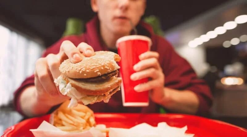 Consumo de alimentos ultraprocessados aumenta risco de morte prematura, revela estudo