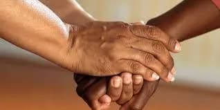 Câmara Federal aprova proposta que aumenta pena para injúria racial contra mulheres e idosos