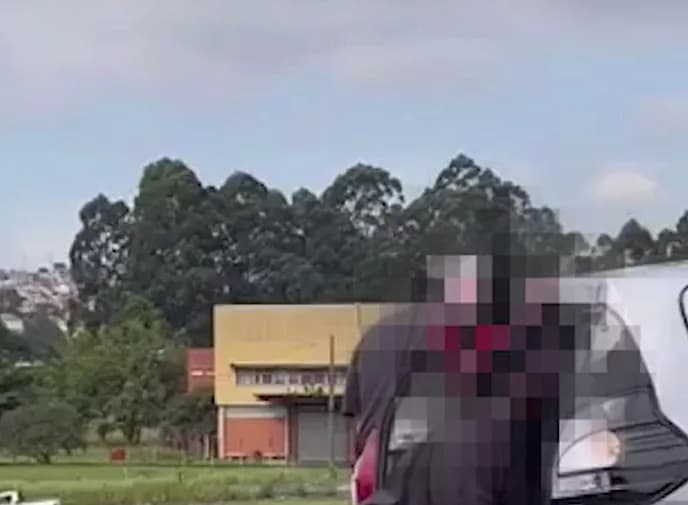 IMAGENS FORTES: Motociclista fica preso em traseira de carro após colisão em SP