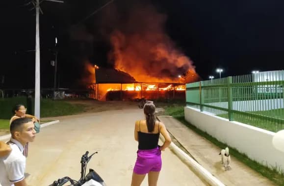 Incêndio destrói parte de olaria no Amazonas
