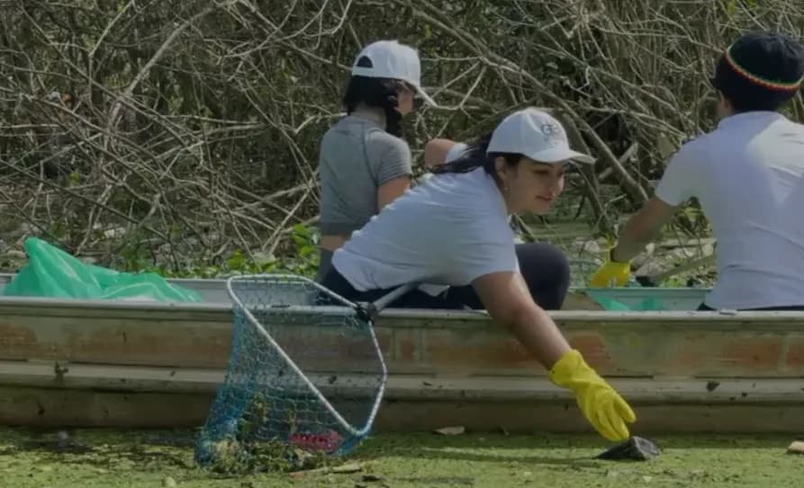Mutirão de limpeza é realizado em igarapé do Gigante em Manaus