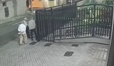 VÍDEO: Motociclista atropela idoso na faixa e foge sem prestar socorro no RJ