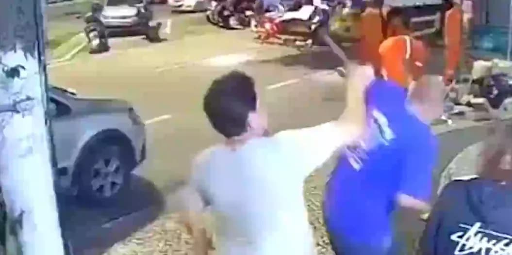 VÍDEO: Homem leva golpe de terçado na cabeça em calçada no RJ