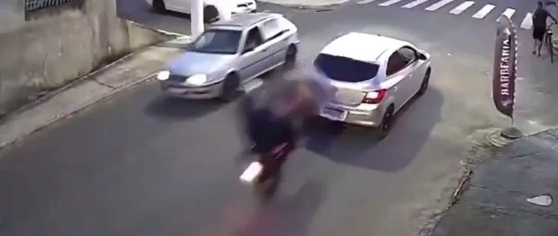 VÍDEO: Motociclista dá “grau” e se envolve em acidente no ES