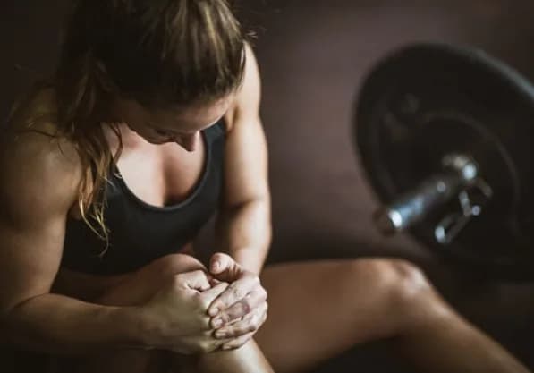 Dor após o treino: sinal de evolução ou exagero? Entenda o que o corpo realmente quer dizer