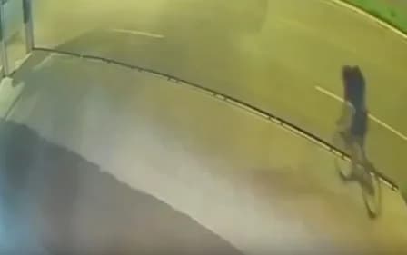 VÍDEO: Jovem morre ao cair de bicicleta em calçada elevada em MG