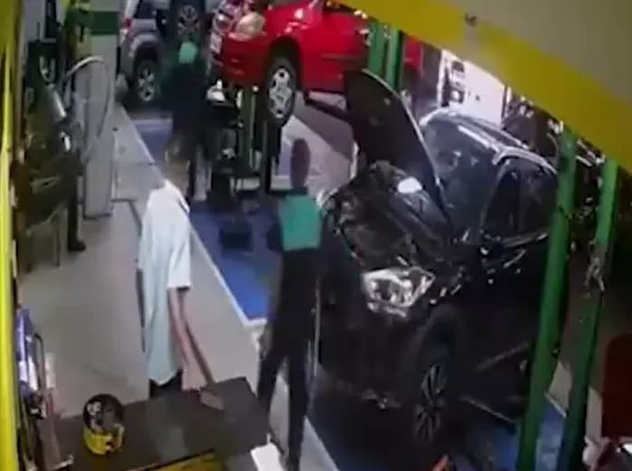 VÍDEO: mecânico é morto com chave de fenda em oficina de supermercado no Recife