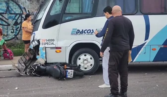 VÍDEOS: Motociclista morre ao ser arrastado por micro-ônibus em Manaus