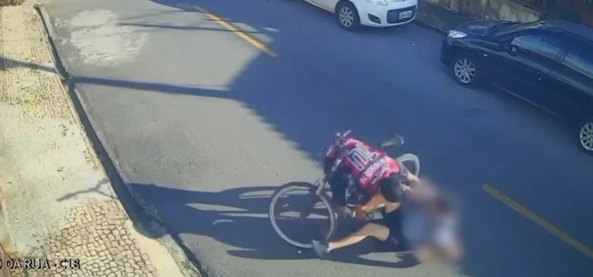 VÍDEO: Adolescente é assaltado por dupla no Guará; câmeras registraram a ação