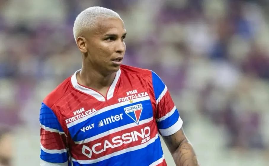 Deyverson, ex-Palmeiras, empurra e machuca Moisés, seu colega no Fortaleza