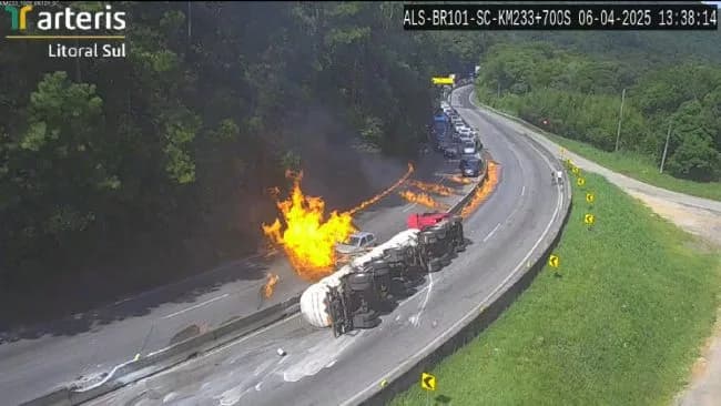 VÍDEO: momento em que carreta explode em rodovia de SC; após 16 horas, estrada foi liberada