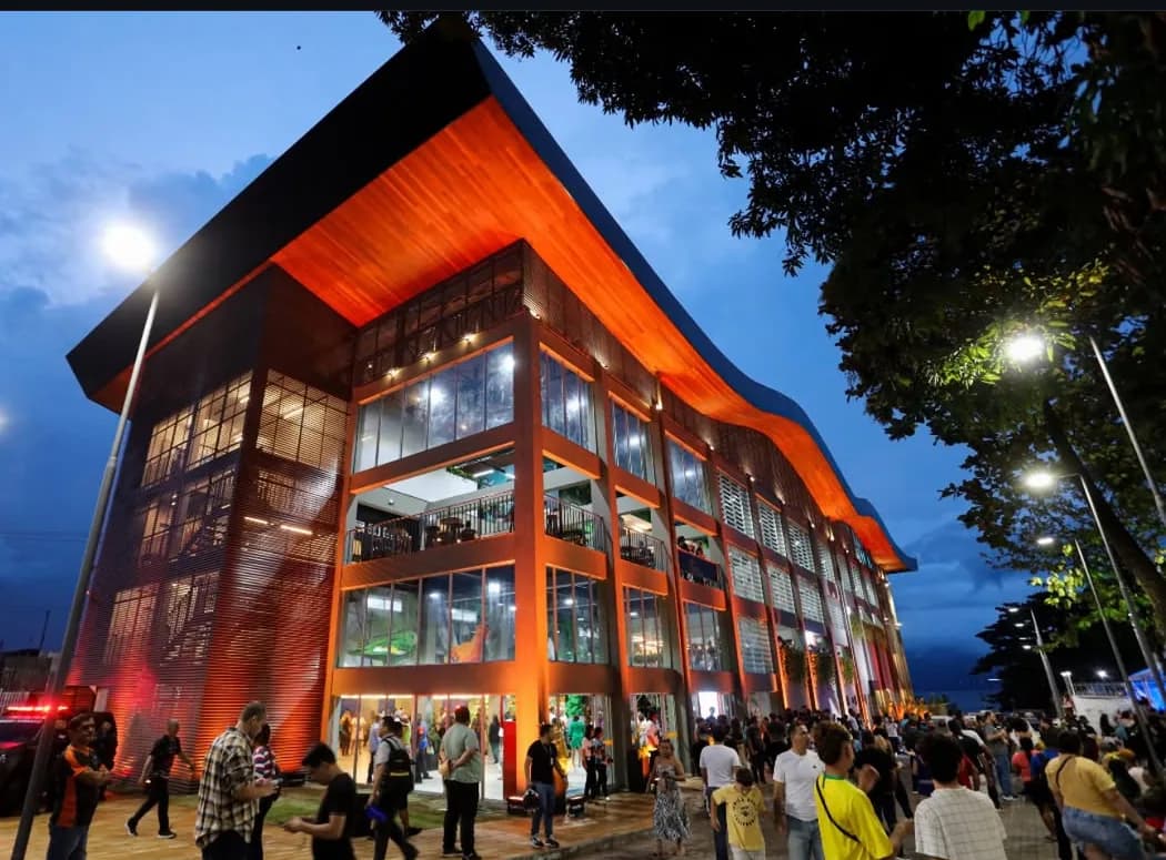 “Maior prédio erguido após o Teatro Amazonas”, diz prefeito ao comemorar 1 ano do Mirante Lúcia Almeida em Manaus