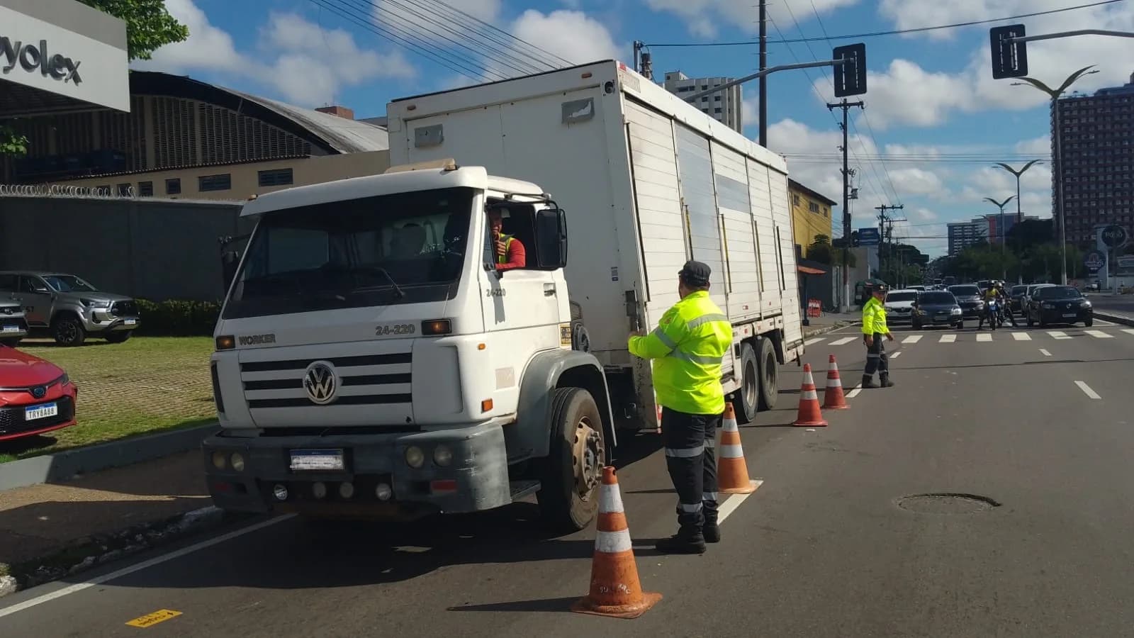 Operação da prefeitura fiscaliza veículos pesados na zona Centro-Sul de Manaus