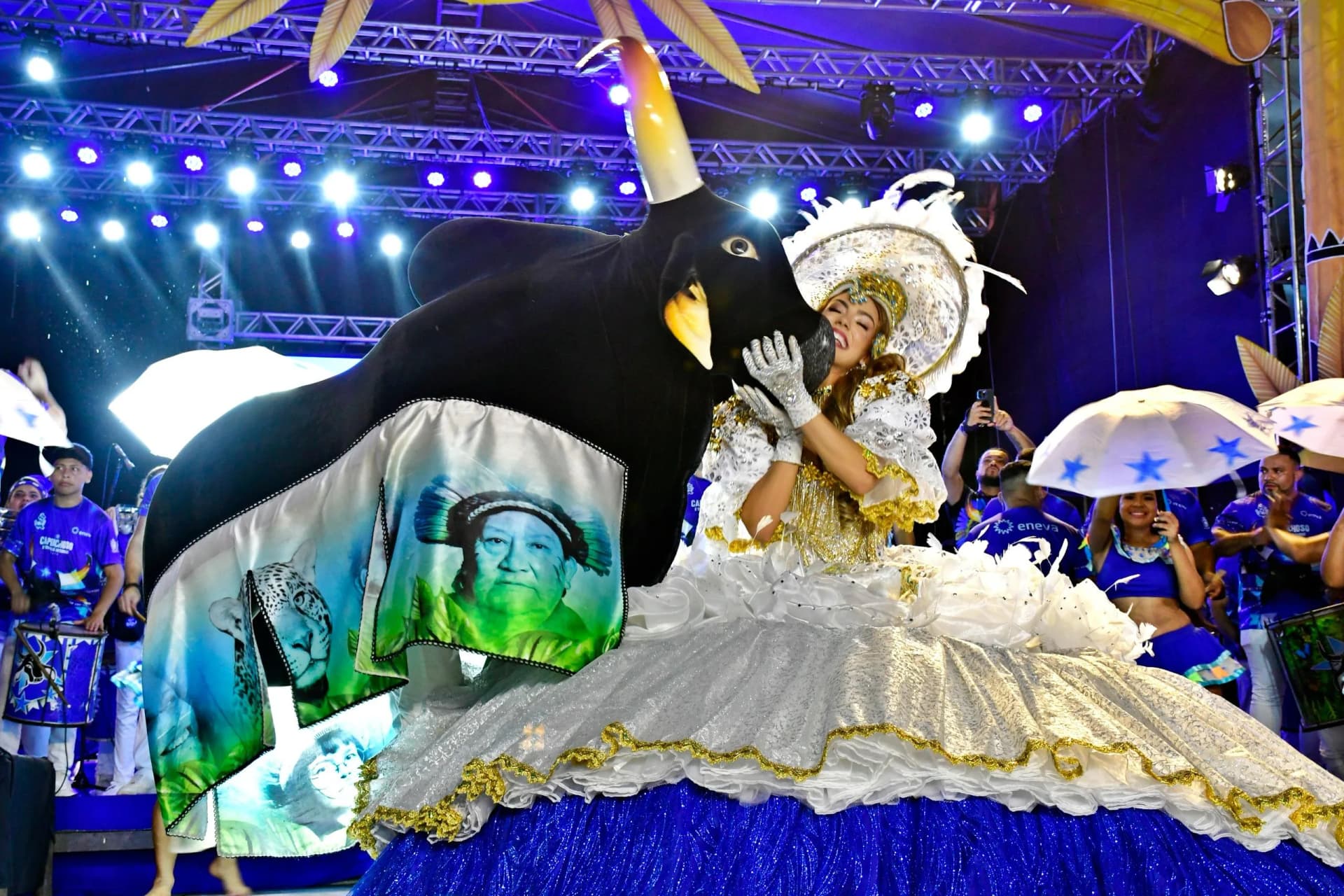 Sambódromo azul: Caprichoso supera a chuva e realiza 2 dias de festa em Manaus