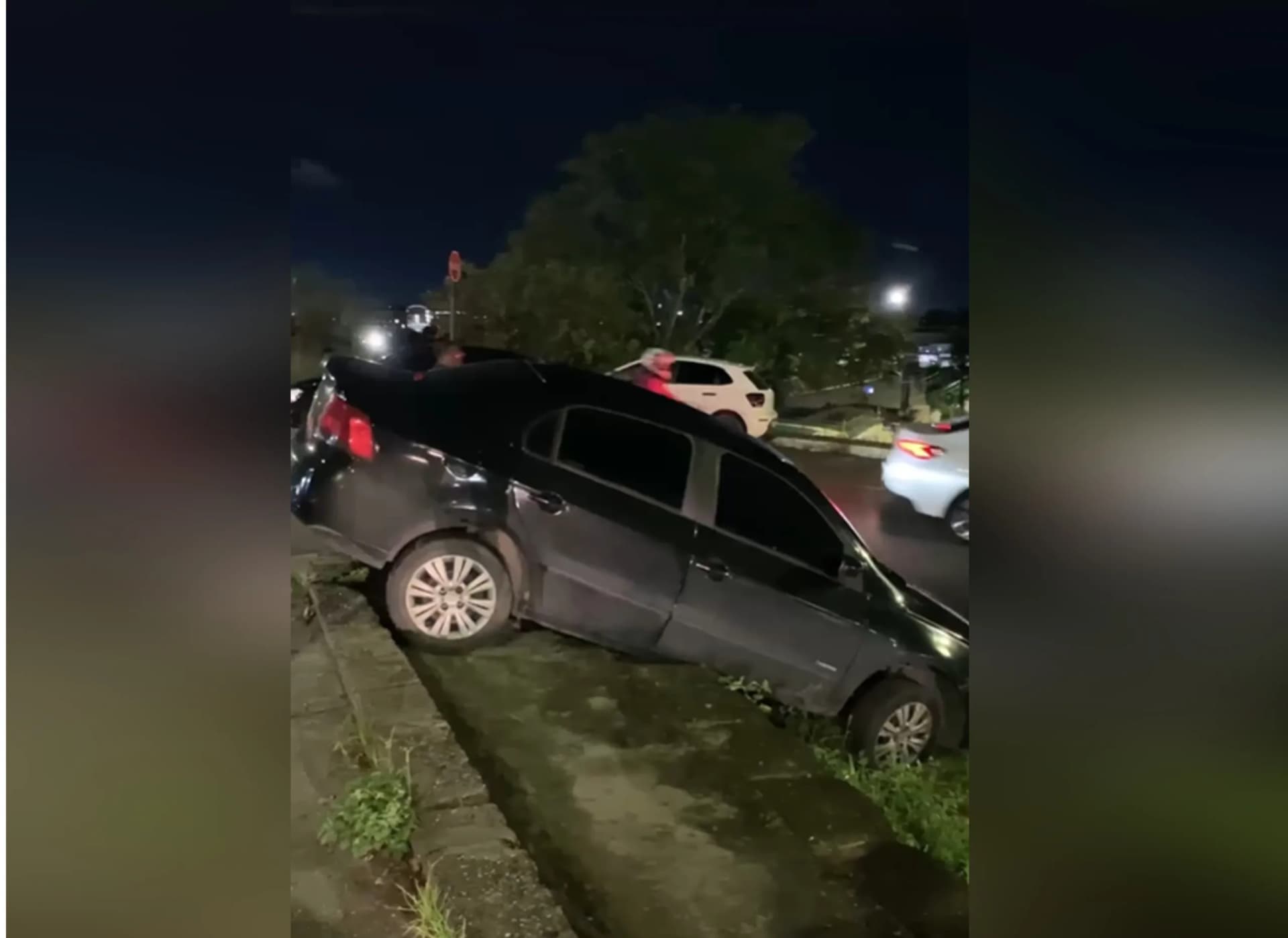 Motorista erra trajeto e veículo fica preso em calçada no bairro Parque 10, em Manaus