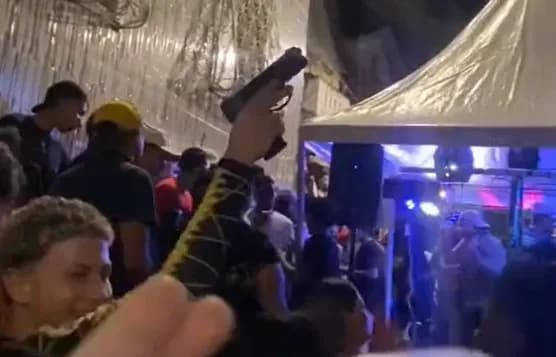 VÍDEO: Polícia busca jovem que exibiu arma em baile funk na zona sul de Manaus