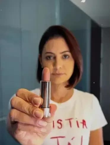 Michelle manda recado para apoiador de Lula e batom vira símbolo em Ato pró anistia na Paulista