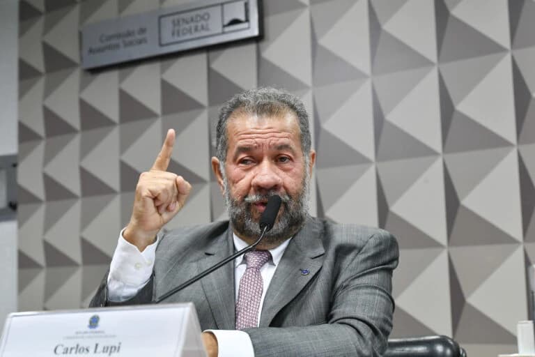 ‘Faz um Pix aí, vovô’: Carlos Lupi defende fim de descontos automáticos em aposentadorias