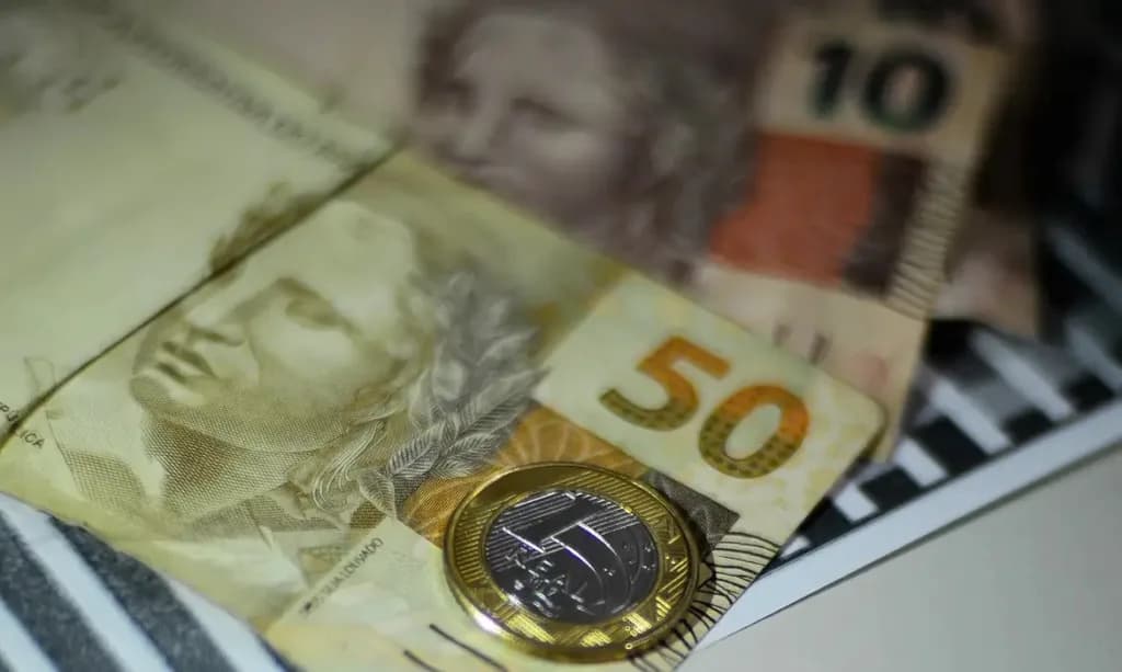 Salário mínimo de R$ 1.621 começa a ser pago nesta segunda (2)