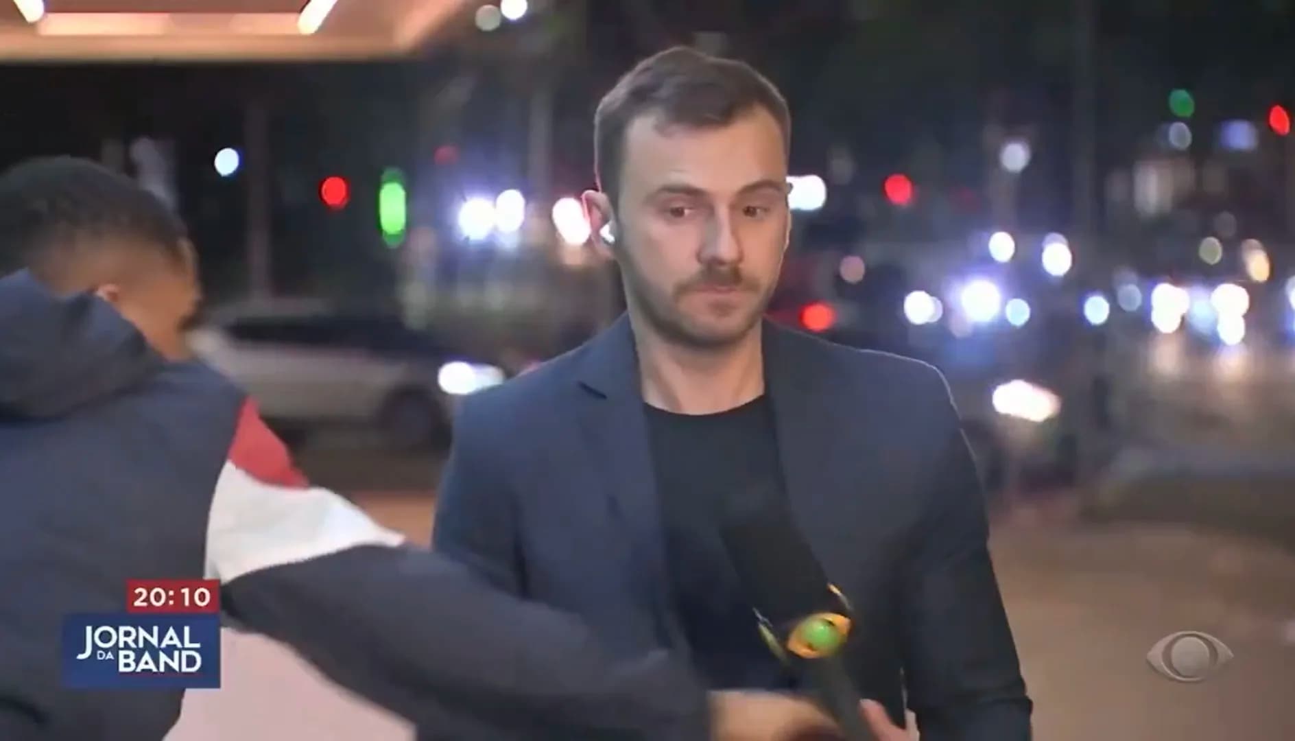 VÍDEO: Repórter da Band quase tem celular roubado durante gravação em avenida de SP