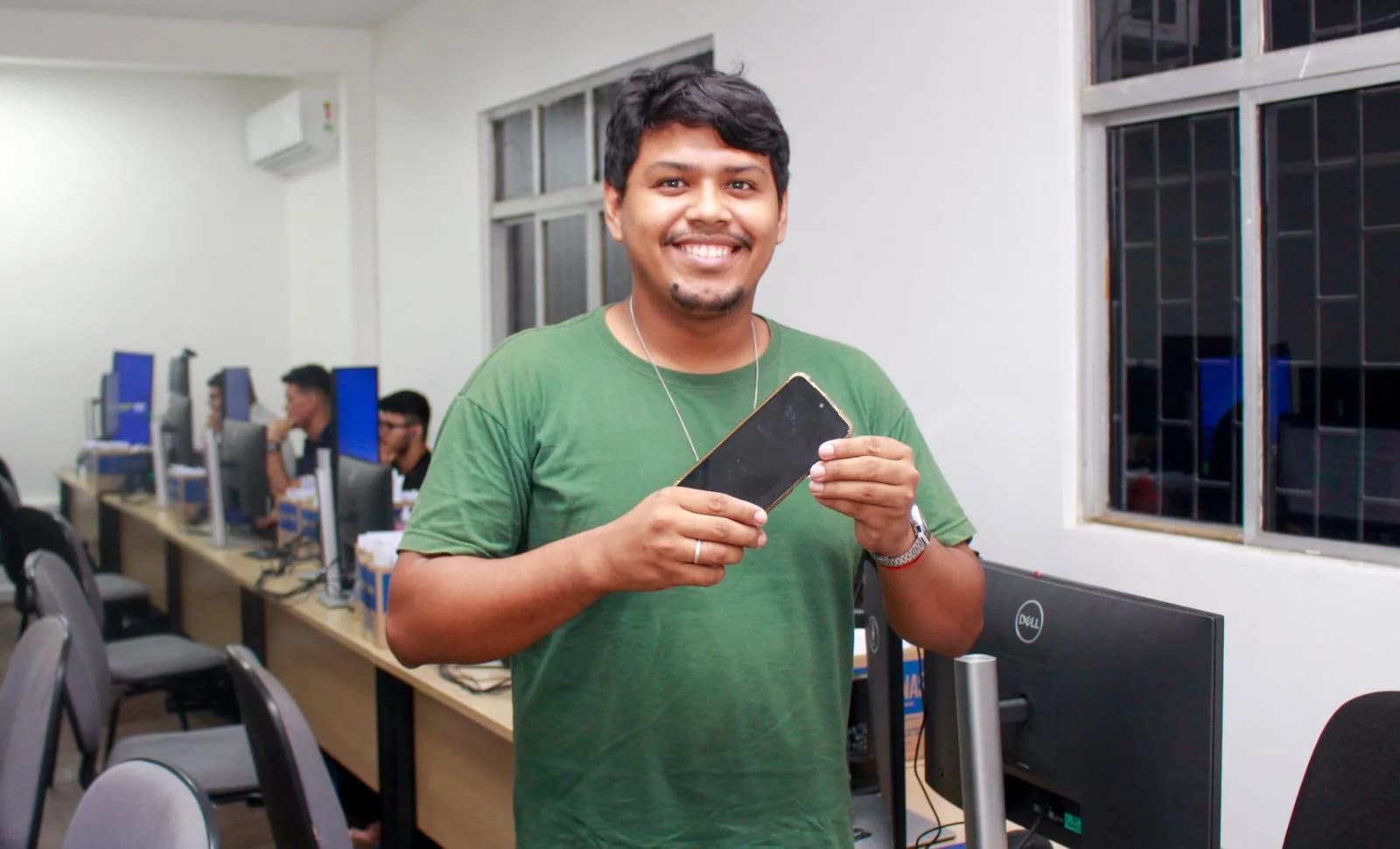 Em dois dias, SSP-AM entrega mais de 200 celulares recuperados durante o programa RecuperaFone