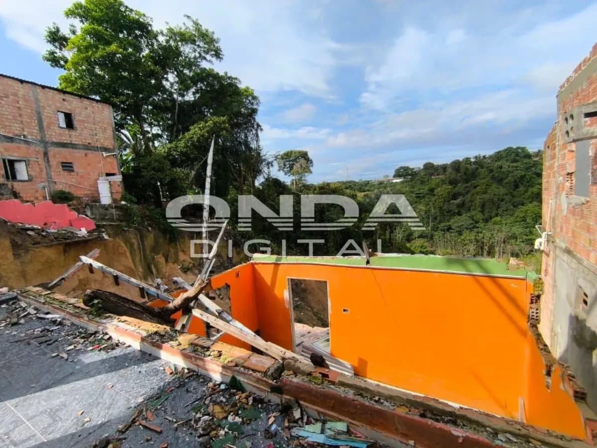Exclusivo: Moradores do Mauazinho denunciam desmoronamento de casas e pedem ajuda
