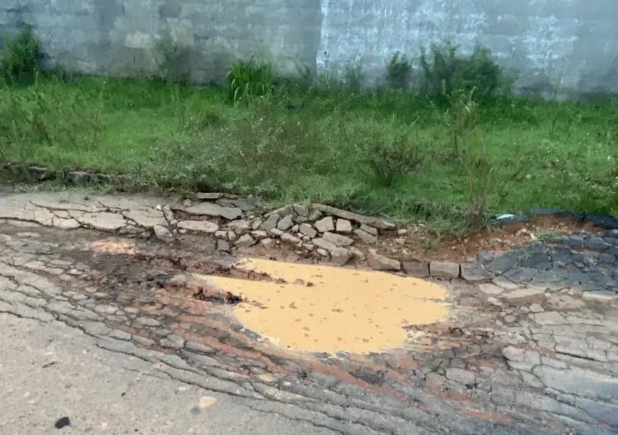 Moradores reclamam de ruas esburacadas no bairro Tarumã, em Manaus