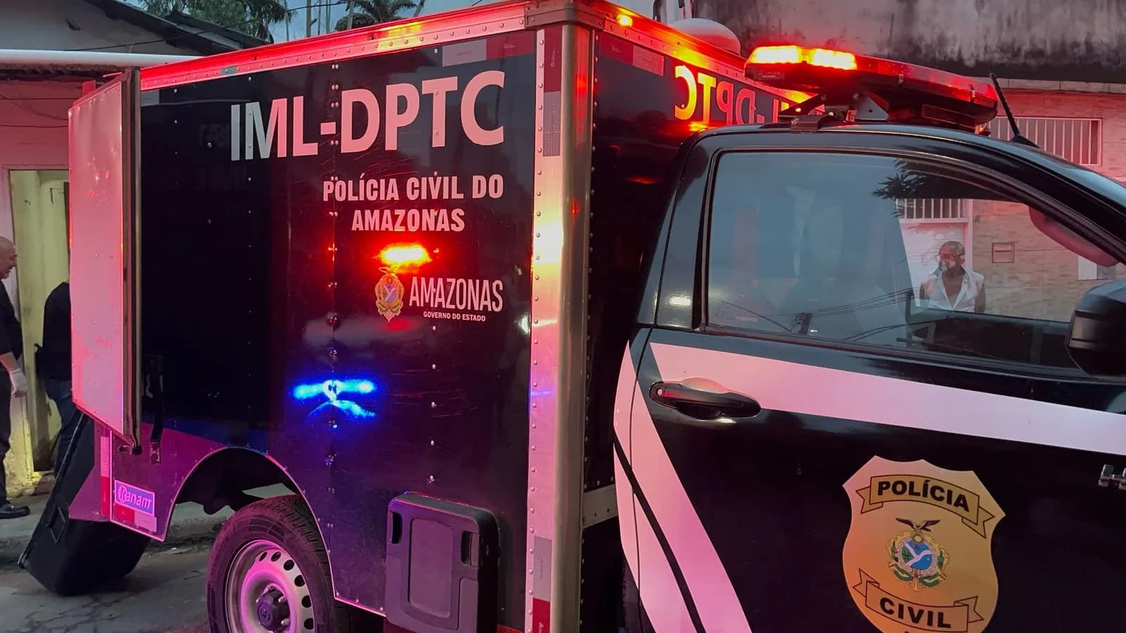 IMAGENS FORTES: Homem é morto a tiros e golpe de faca dentro de casa na zona Oeste de Manaus