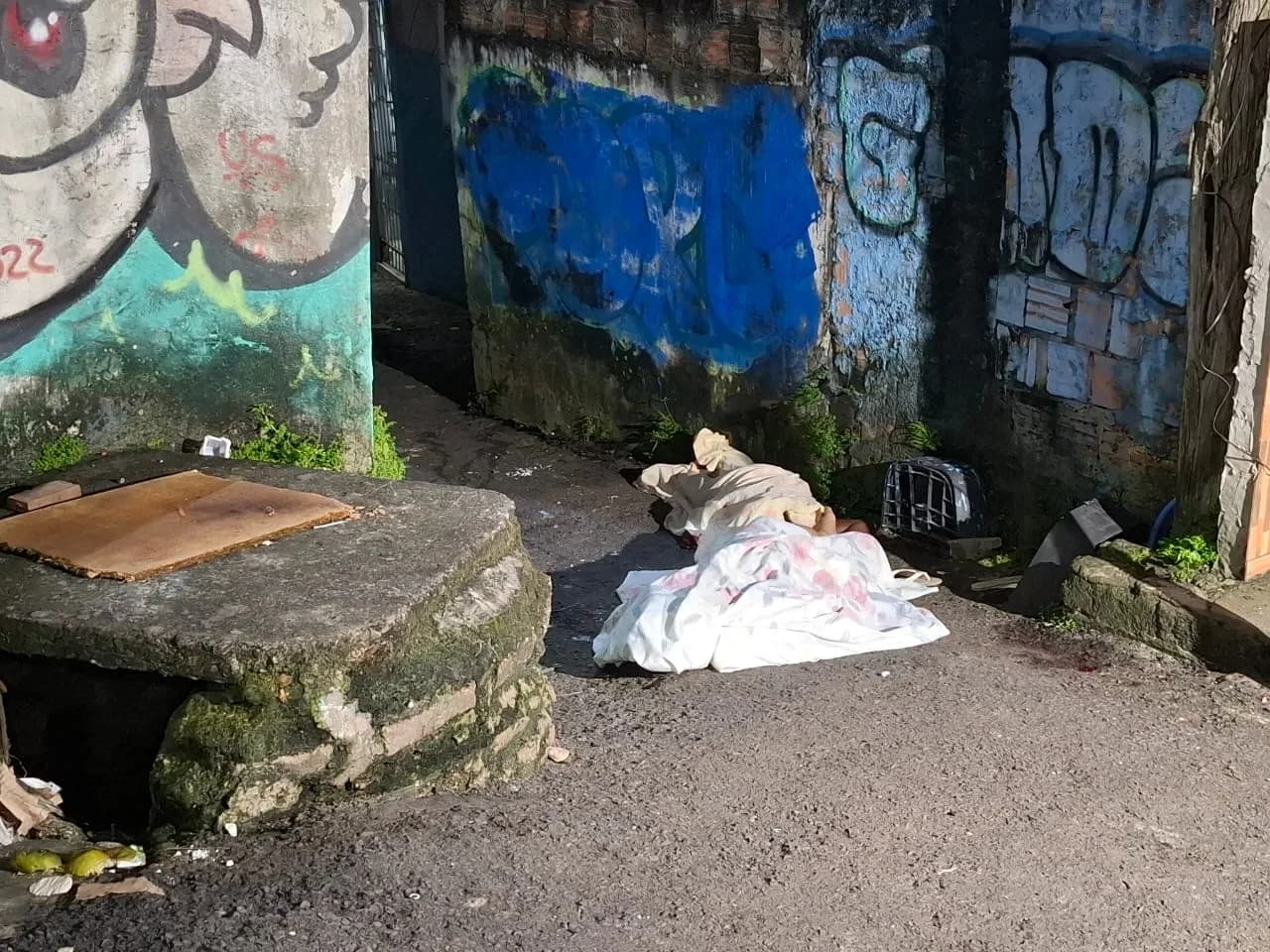 VÍDEOS: Dupla é executada em beco da zona Oeste de Manaus; autoria e motivação são desconhecidas