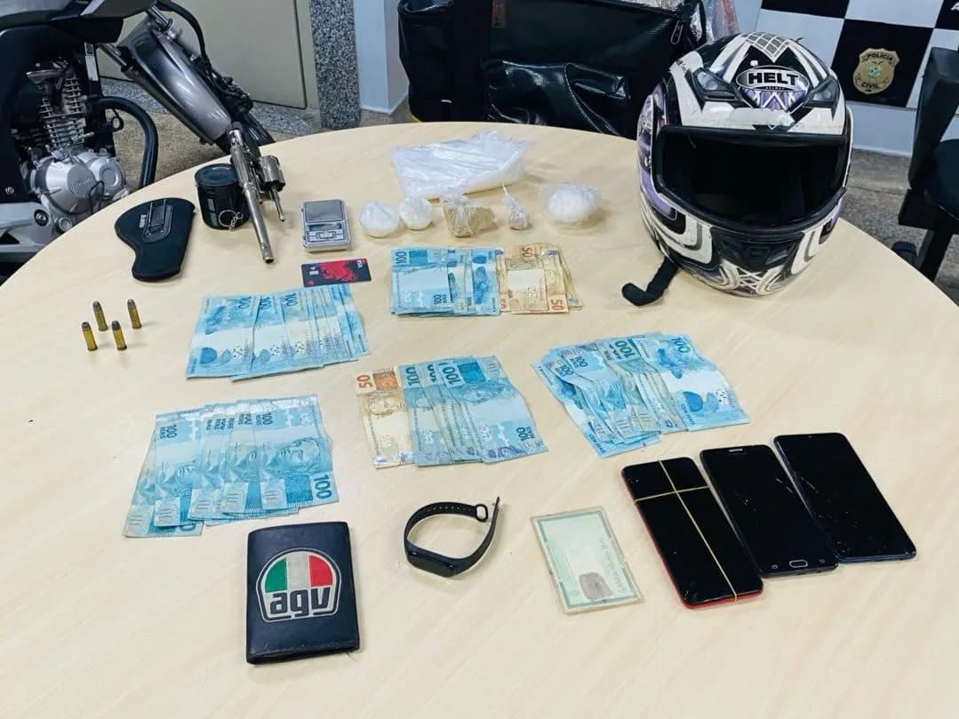 Dupla é presa após roubar R$ 13 mil de loja de cosméticos para pagar dívida de tráfico de drogas em Manaus