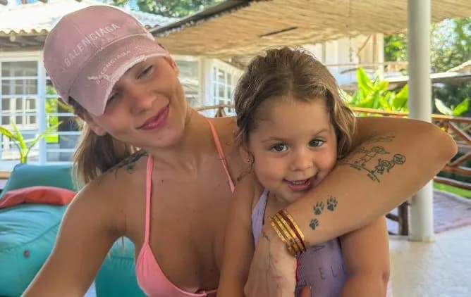 Maria Flor diverte a web com imitações da avó e da mãe, Virginia Fonseca; veja