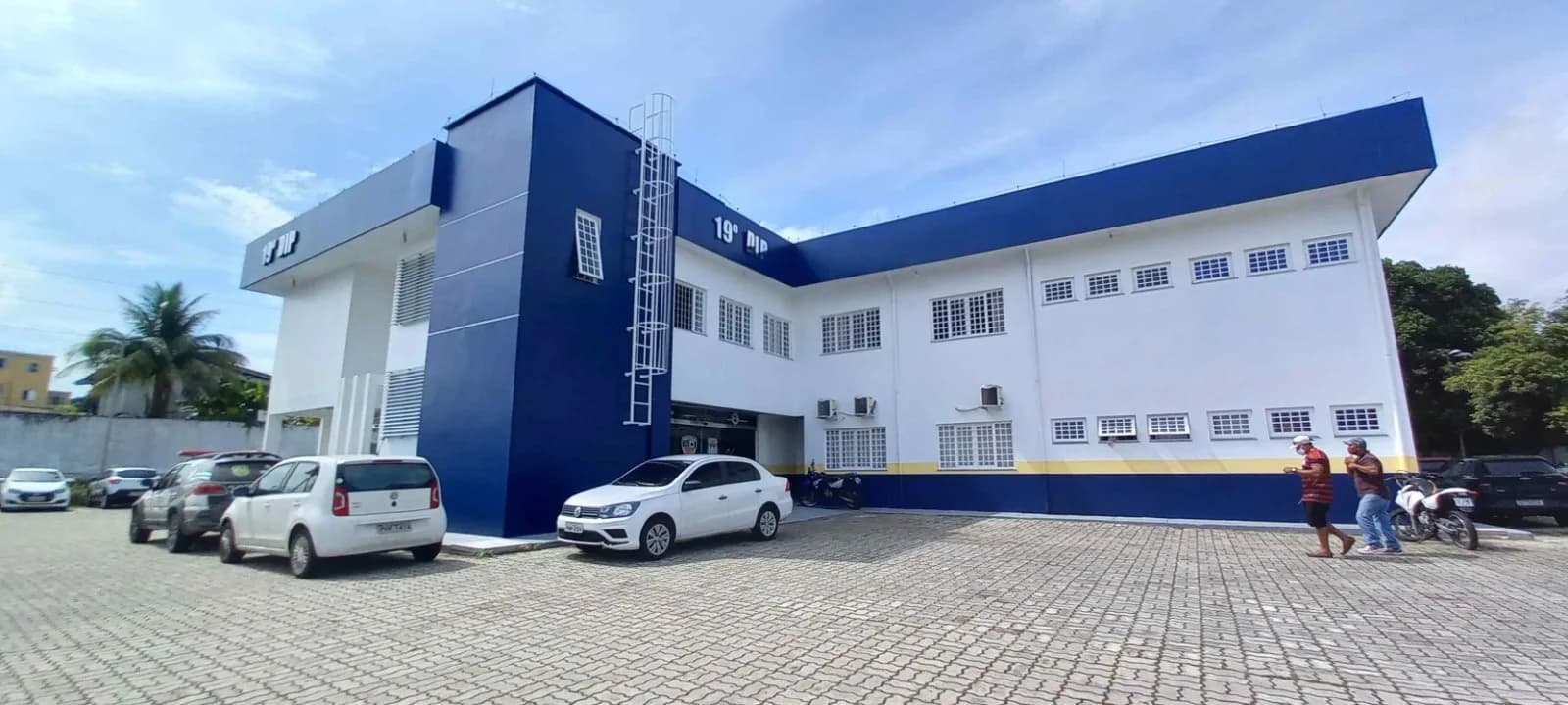 Homem que subiu na torre de telefonia para furtar fios é identificado em Manaus