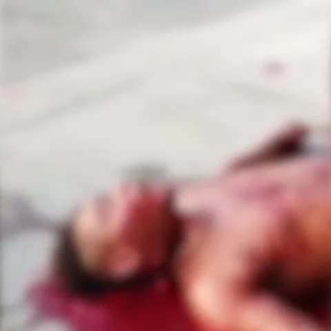 IMAGENS FORTES: Homem é morto a facadas e quase degolado em praça de Pernambuco