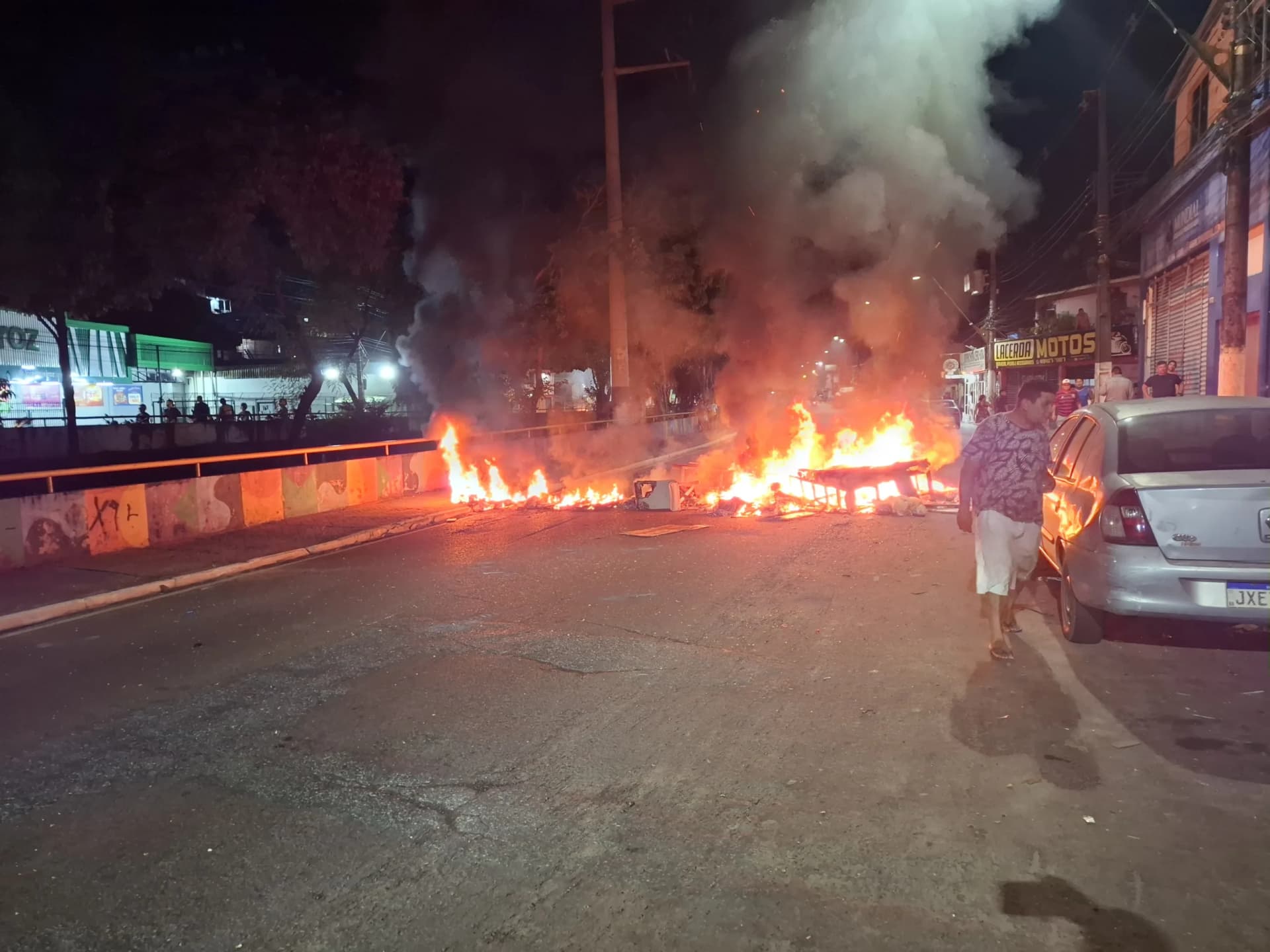 VÍDEOS: Moradores da Compensa bloqueiam Avenida Brasil e entram em confronto com a polícia
