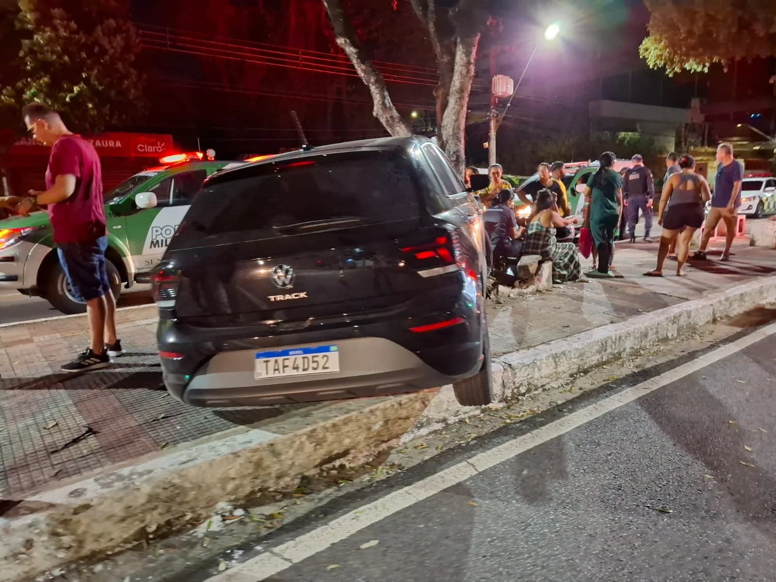 Carro invade sinal vermelho e causa grave acidente na Avenida Getúlio Vargas, em Manaus