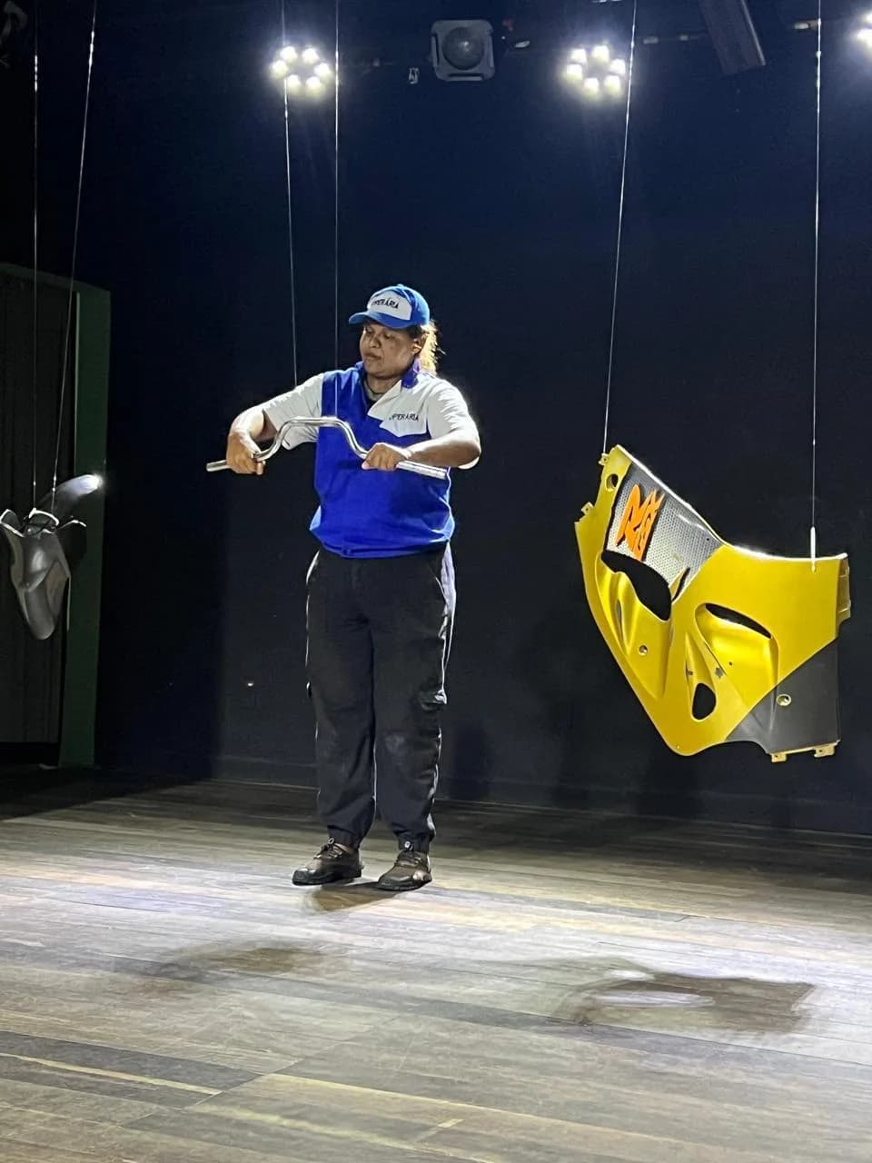 Peça ‘Operária’ leva ao palco o cotidiano dos trabalhadores em apresentação especial no Teatro Gebes Medeiros