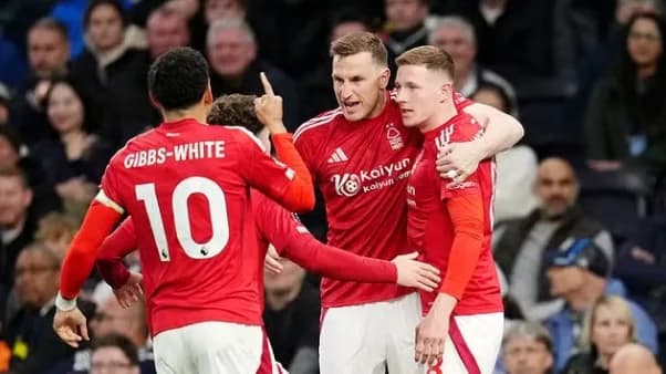 Nottingham Forest supera Tottenham por 2 a 1 na Premier League